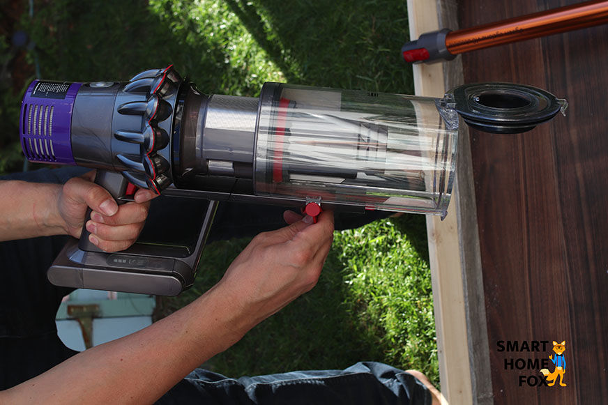 открытие грязевого контейнера Dyson V10